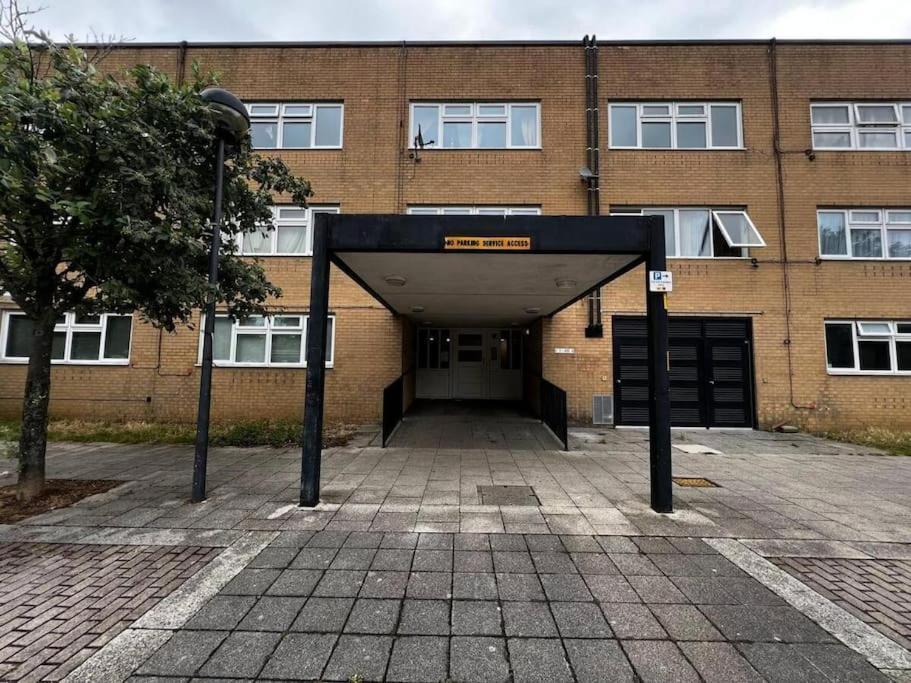 Milton Keynes Central Apartment Flat With Kitchen, Large Bed, Park View & Parking, 1 Minute Walk To Mk City Centre, Shops, Malls, Restaurants & Attractions, 8 Minutes From Hospital Kültér fotó