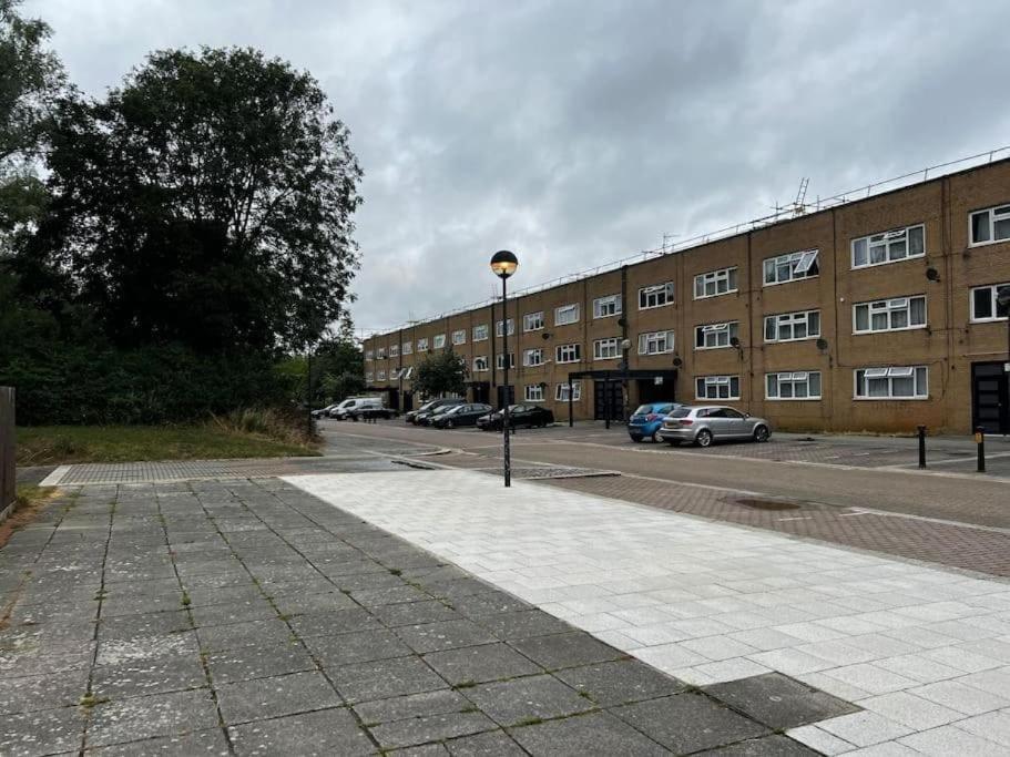 Milton Keynes Central Apartment Flat With Kitchen, Large Bed, Park View & Parking, 1 Minute Walk To Mk City Centre, Shops, Malls, Restaurants & Attractions, 8 Minutes From Hospital Kültér fotó