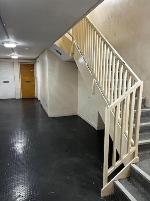 Milton Keynes Central Apartment Flat With Kitchen, Large Bed, Park View & Parking, 1 Minute Walk To Mk City Centre, Shops, Malls, Restaurants & Attractions, 8 Minutes From Hospital Kültér fotó