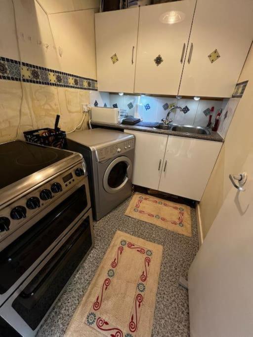 Milton Keynes Central Apartment Flat With Kitchen, Large Bed, Park View & Parking, 1 Minute Walk To Mk City Centre, Shops, Malls, Restaurants & Attractions, 8 Minutes From Hospital Kültér fotó